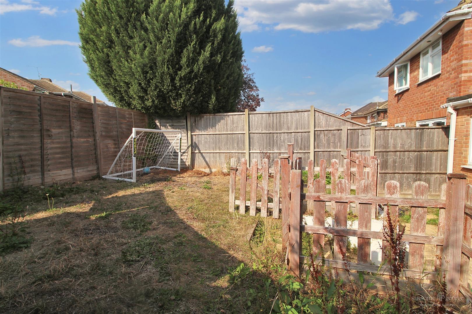 3 bed property in Cotswold Way, Reading